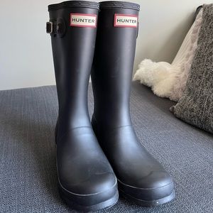 Girls black HUNTER rain boots very gently used